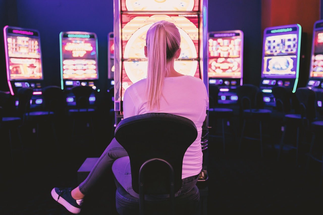 Panel promosi hohotogel menampilkan bonus mingguan dan program loyalitas